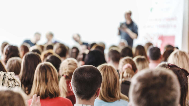 groupe de personne assistant à une présentation
