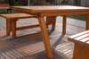 table en bois de jardin sur une terrasse en bois