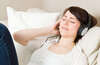 Personne détendue écoutant une séance guidée de relaxation