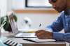 Icônes représentant une formation en ligne et coaching personnalisé