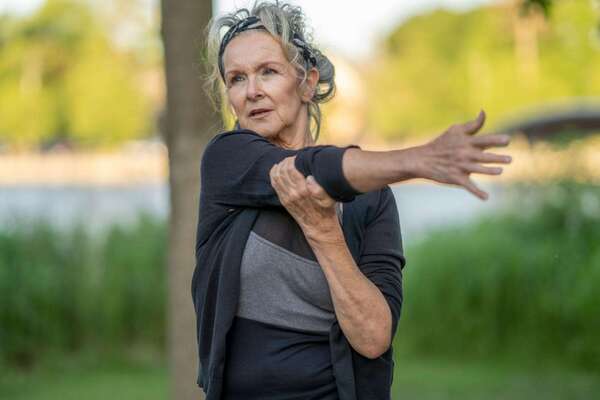 personne adoptant progressivement un mode de vie plus équilibré face à la fibromyalgie