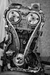 moteur en réparation avec outils mécaniques