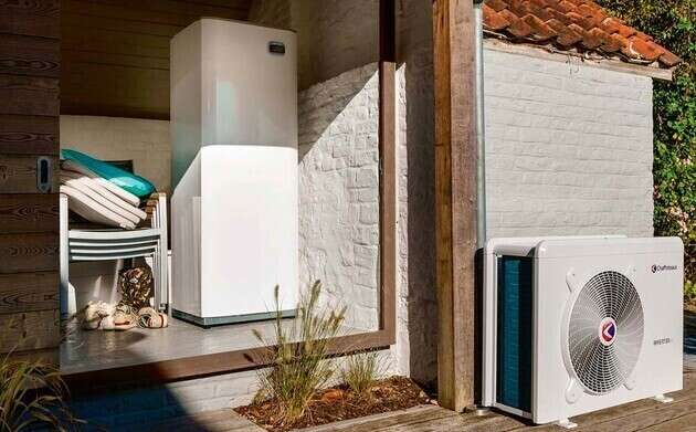Pompe à chaleur air eau installée à proximité d'une maison