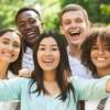 Adolescents souriants lunettes soleil sophrologie bien-être