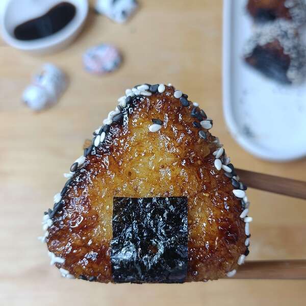 onigiri grillé aux graines de sésame