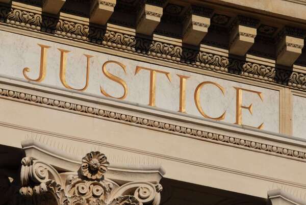 Les solutions offertes par les commissaires de justice aux propriétaires en détresse