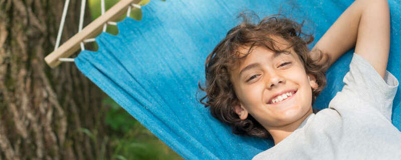 Enfants pratiquant des exercices de relaxation