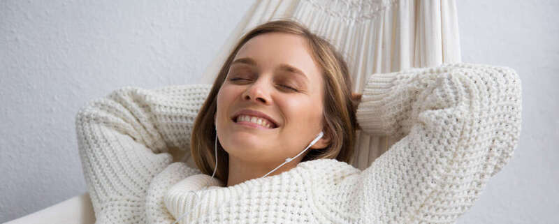 Adolescents en relaxation dynamique et détente