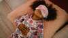 Enfant pratiquant relaxation avec exercices respiratoires guidés