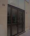 Porte vitrée entrée bâtiment numéros 23 et 25 pavée