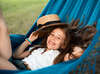 Enfant pratiquant relaxation avec exercices respiratoires guidés