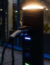borne de recharge électrique en action dans un cadre urbain