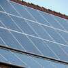 Panneaux photovoltaïques installés sur un toit en tuiles analysés pour une étude personnalisée du projet solaire