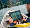 Personne utilisant un ordinateur portable pour gérer la technologie de pointe de PROSKOL en inspection marine