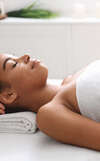 femme en méditation avec un regard apaisé