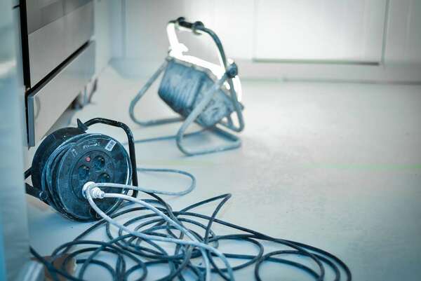 Sécurité électrique à la maison : 5 erreurs courantes à éviter absolument