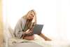 Femme dans un lit avec ordinateur