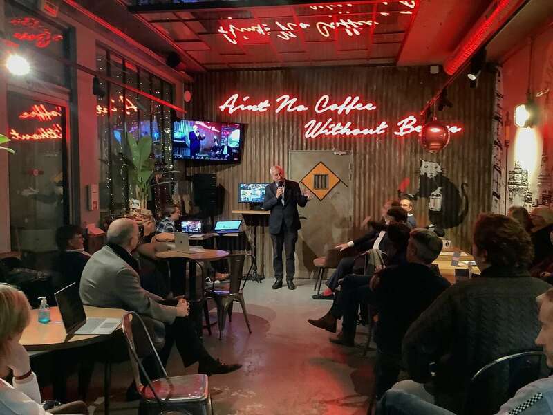 Alain Rousselin répondant aux questions de l'assemblée