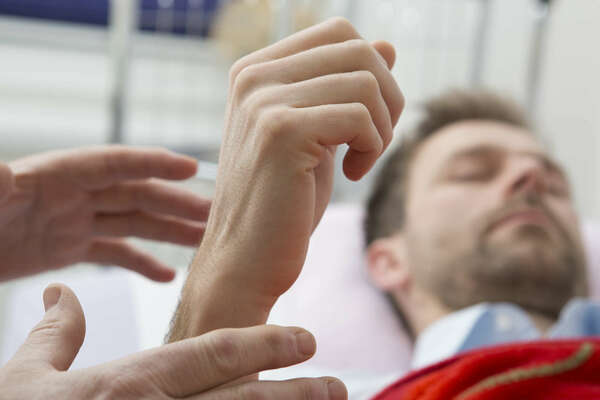 Choisir entre hypnose et EMDR-dsa : Quelle méthode vous correspond ?