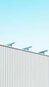 Panneaux solaires sur toiture atelier de pliage moderne