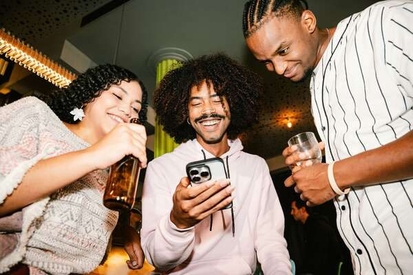 Les comptes et influenceurs français qui rendent la vie sans alcool franchement cool