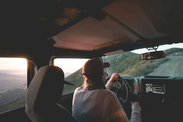 5 podcasts sur l'alcool à écouter sur la route des vacances