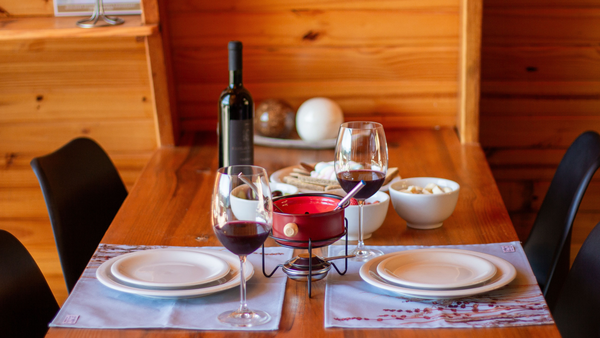 Raclette, fondue, tartiflette : d’où vient le vin à table, et par quoi le remplacer