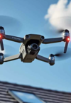 drone inspectant une toiture en détail