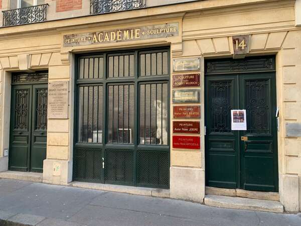 Why does the Académie de la Grande Chaumière stay closed ?
