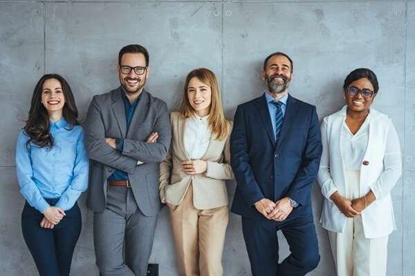 Costumes, cravates et tailleurs : des dépenses vestimentaires fiscalement déductibles ?