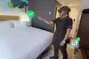 Une personne à l'entretien ménager utilise la plateforme OHRIZON et des lunettes Hololens pour se former dans un hôtel