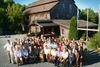 Groupe de touristes devant le moulin à laine d'Ulverton (Québec)