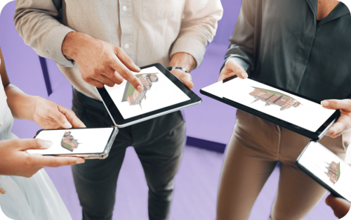 4 personnes tiennent des tablettes pour vivre ensemble une activité en groupe avec de la réalité augmentée