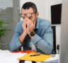 personne calme en méditation dans un cadre naturel