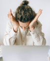 personne épuisée devant un bureau en désordre