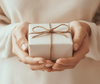 Femme qui tient un cadeau dans ses mains