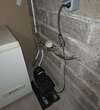 Personne lavant mains sous robinet pour installation maison