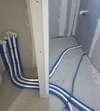 personne serrant raccord cuivre plomberie rénovation radiateur