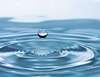 Goutte d'eau créant ondulations sur surface pour plomberie