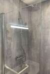 Salle de bain moderne avec matériaux durables et finition soignée