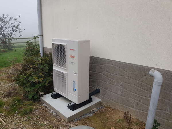 J'ai une pompe à chaleur air/eau installée depuis plusieurs années. Elle commence à donner des signes de fatigue. Dois-je la remplacer maintenant ou attendre qu'elle tombe en panne ?