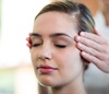 femme recevant un massage cou pour détendre les tensions