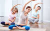 Trois femmes pratiquant yoga pour bien-être et équilibre intérieur