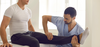 Thérapeute réalisant test musculaire pour améliorer confiance apprentissage