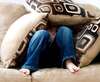 Enfant caché derrière coussins illustrant anxiété