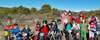 Jeunes en débardeurs sports signe victoire école VTT