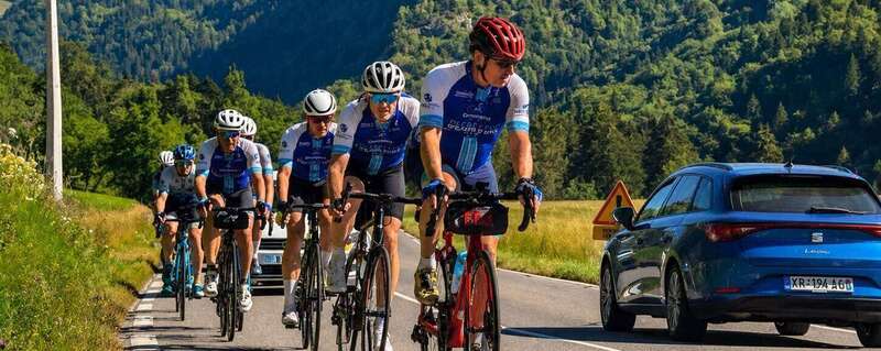 Jeunes cyclistes en séance d'entraînement VTT et route