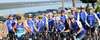 Cyclistes en maillots bleus blancs sous arche Ville de Nice