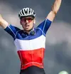 famille souriante assise sur canapé évoquant esprit club VTT