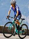 Cycliste féminine en action sur route de montagne turquoise